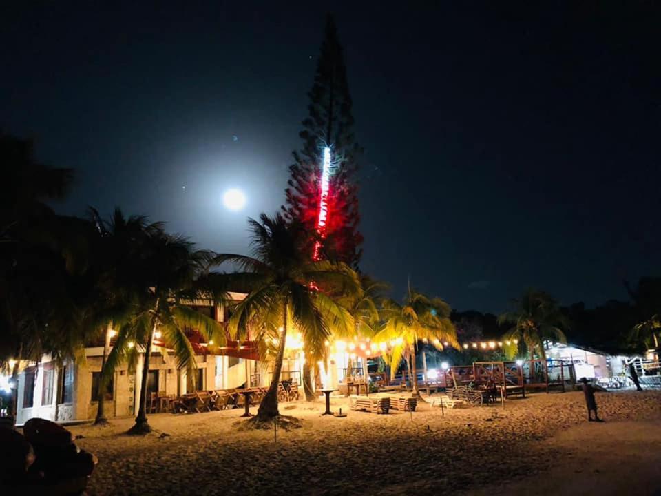 Coconut Tree West Bay Hotel Exterior foto